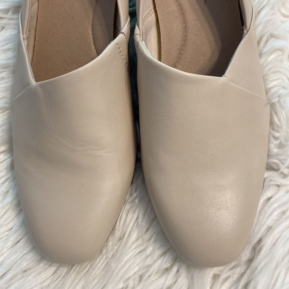 CLARKS Collection Shoes size 8 Ivory Leather so soft heel 1” so beautiful shoes - Picture 2 of 12